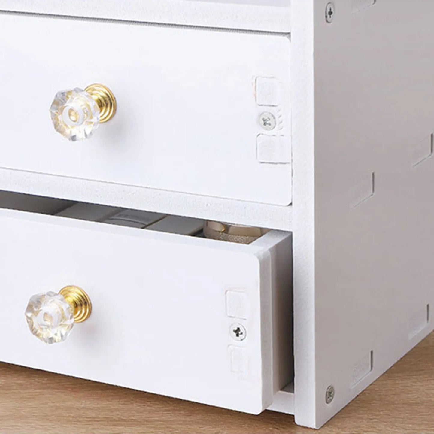 Polica organizer za sminku i kozmetiku.